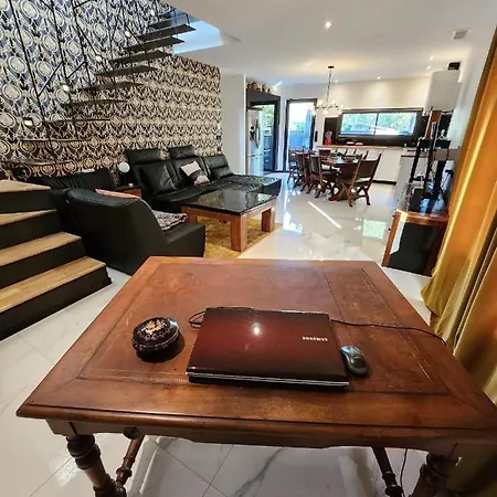 Villa JOUBLIE TOUT! CALME BORD de MER SHOPPING FIESTA MÉNAGE WIFI 2 PARKING INCLUS 8 personnes
