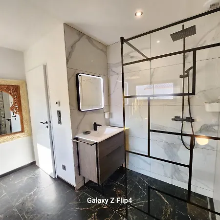 Joublie Tout! Calme Bord Shopping, Menage Linge Wifi 2 Parking Inclus 8 Personnes Vias